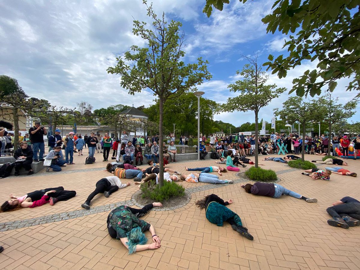 ende_gelande's tweet photo. Diversity of tactics &amp; actions #AllAgainstLNG in Ruegen and beyond!

United we stand against neoCO2lonial #FossilCapital - #GasIsOver !

 #Rueg2805 https://t.co/jPaK0dCAcn