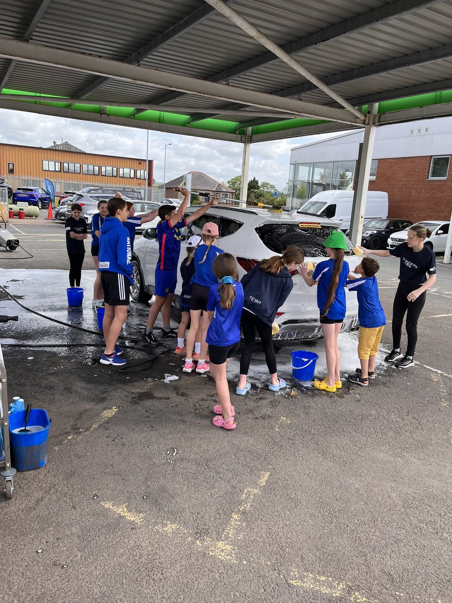 Car wash in full “swim” at the Parkdale Garage on the Annan road! Here til 14:30, fundraising for the warm weather camp!