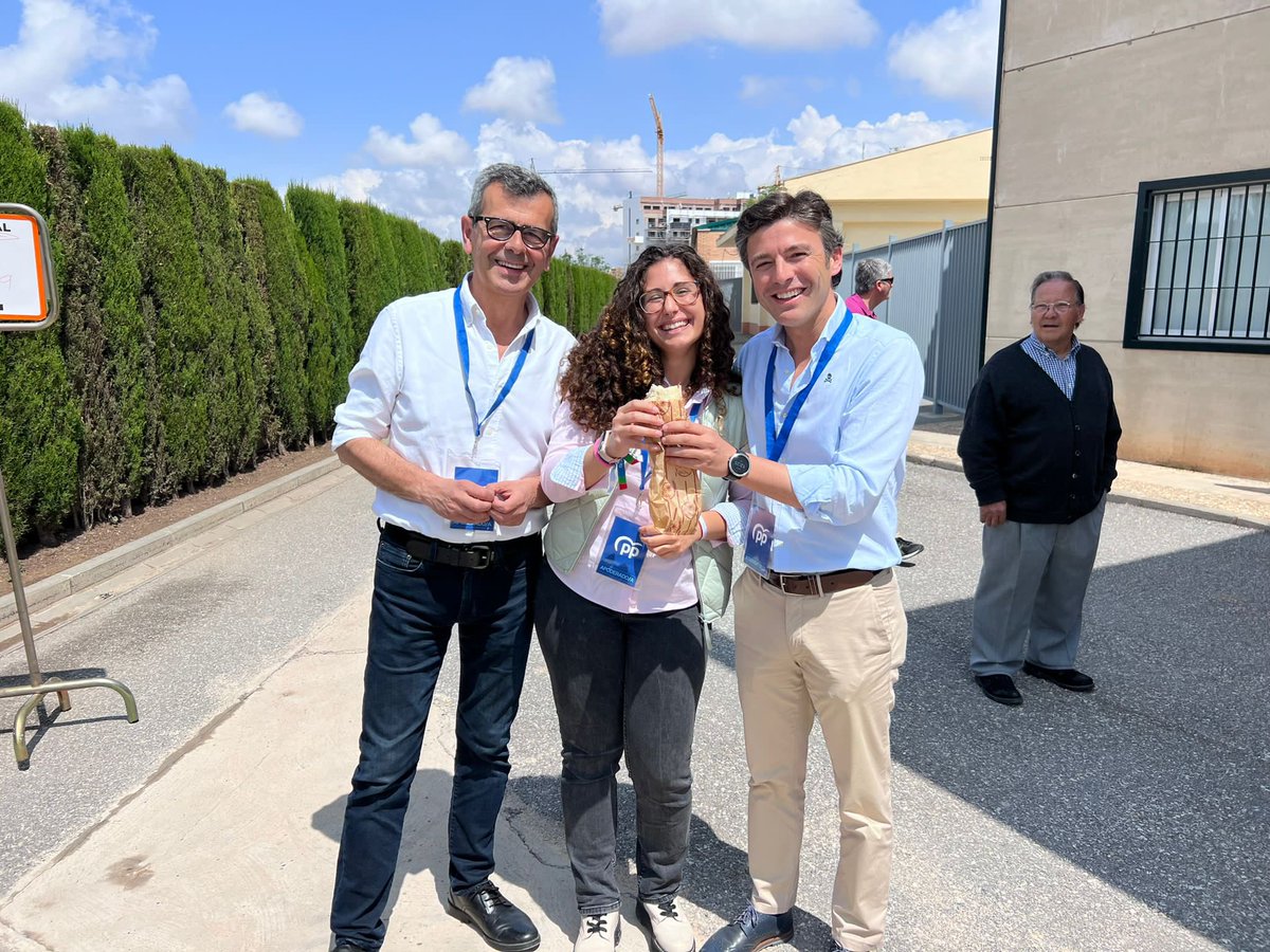 1JorgeSaavedra's tweet image. Visitamos colegios electorales en los distritos #Chana, #Ronda y #Centro

Gracias a todos los que hacen posible este proceso electoral y especialmente a mis compañeros del @ppgranada , los interventores y apoderados del 

Creer en Granada 💙
#EntreTodos