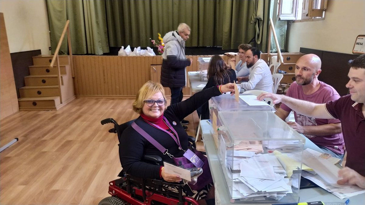 Hui és un dia molt important per a Castelló. 

Un dia #imprescindible per a la democràcia, els barris, la gent treballadora.

Des de Podem-EU Castelló agraïm el treball de militants i el suport de la ciutadania.

La candidata a l'alcaldia, Marisol Barceló, en la votació.