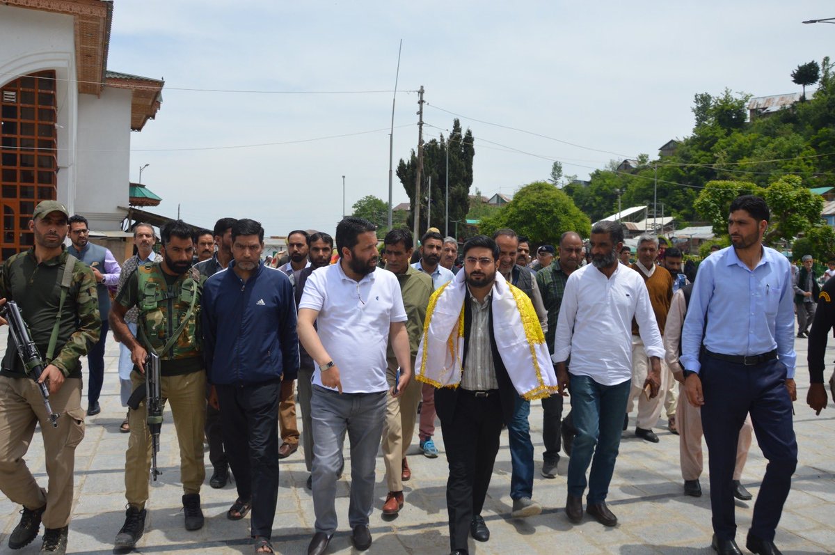 dicbudgam's tweet photo. DC Budgam, Akshay Labroo today visited Shrine Charar-I- Sharief and Regenya Mata Asthapan Temple, Badipora,Budgam.He joined Maha Yagya during Zyeshta Ashtami celebrations &amp; directed for early completion of developmental &amp;beautification works at both the shrines.⁦⁦@diprjk⁩ https://t.co/Jp0wF5Q5HV