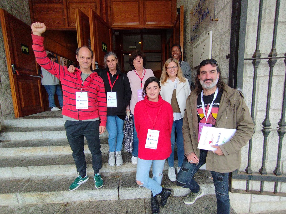 IU_Madrid's tweet photo. Primera parada de @margarita_sainz con las y los compañeros de @IUHoyo y con nuestra candidata Chus ✊

Se respira ilusión y ganas en el Centro de Cultura, ¡a por ello! 💥

#LaLlaveParaMadrid 🔑
#IU28M 💪 https://t.co/6uxVW9Wi1X