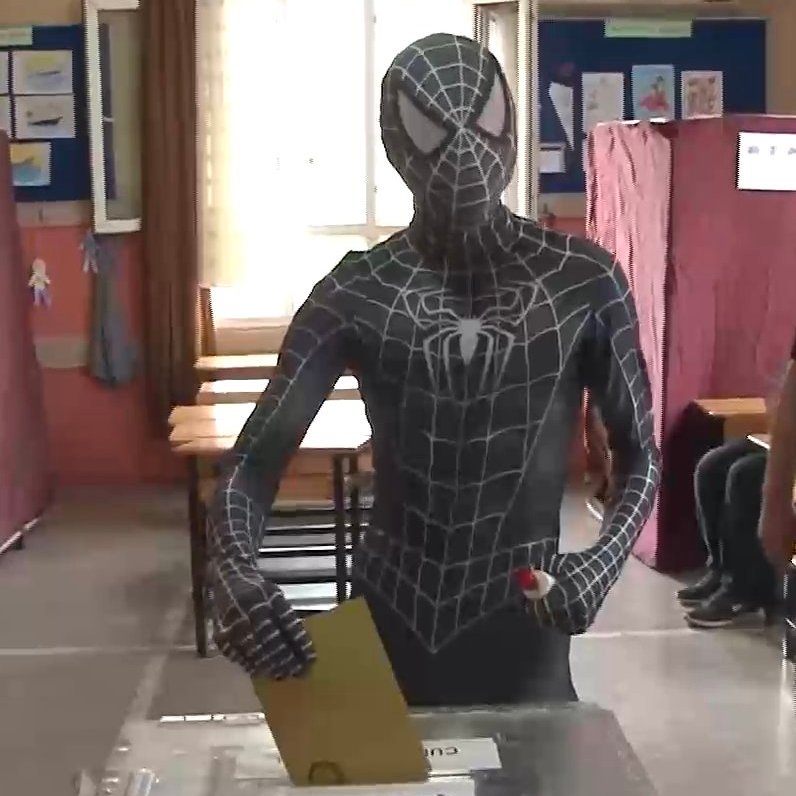 Adana'da bir vatandaş Spiderman kostümü ile oy verdi.