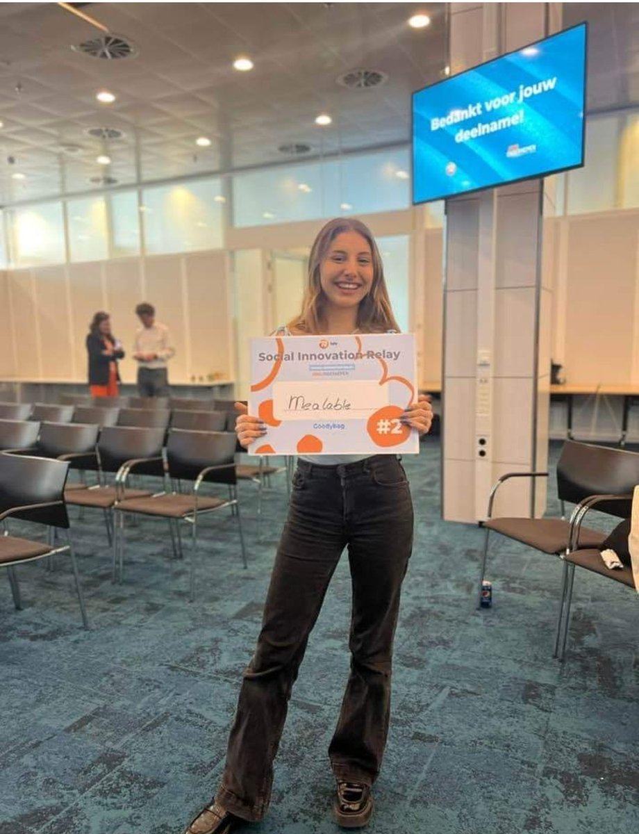 Türkiye'den üç yıl önce #Hollanda'ya yerleşen Neslihan Akçakuş, kısa sürede dil öğrenimini tamamlayıp Hollanda'nın en iyi okullarından birinde okumaya hak kazandı. Neslihan  geçen hafta ülke genelinde yapılan "Girişimcilik Projesi Yarışmasında"  ikinci oldu. Tebrikler 🎉
#Secim