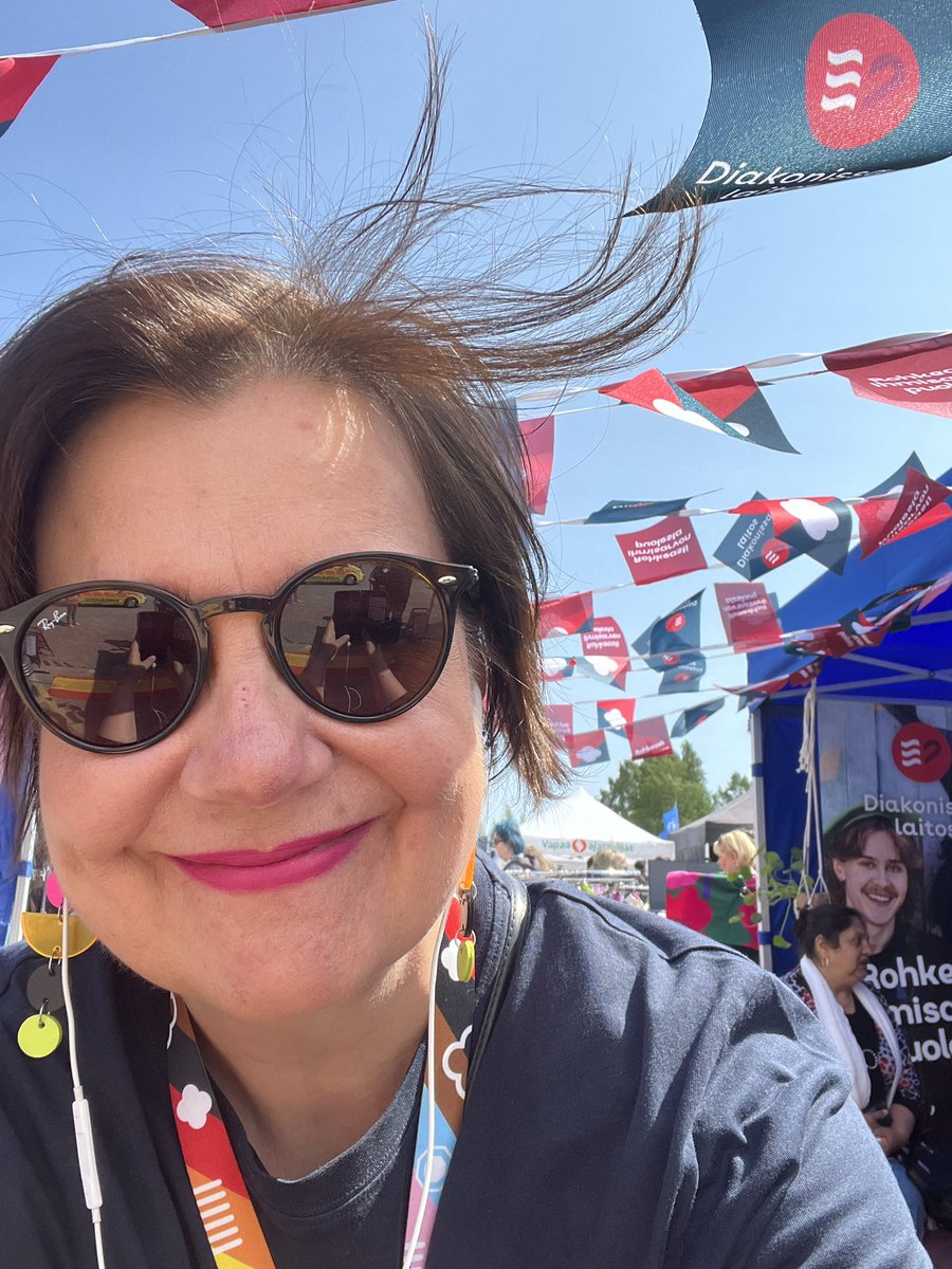 Aurinkoinen JA hurjan tuulinen, if I may add 😅. Ja Suvilahti teki <a href="/maailmakylassa/">Maailma kylässä</a>-festareista just sopivan väljän kulkea ja kohdata. Kiitos <a href="/FingoFi/">Fingo</a> &amp; kaikki kanssajärjestäjät!