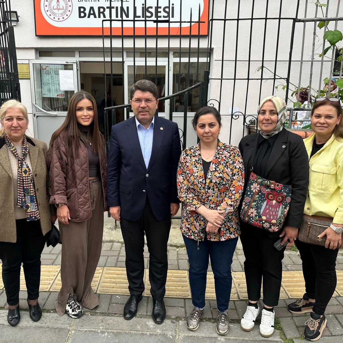kadinkollari74's tweet photo. 📍#Bartın 

Bugün Büyük #Türkiye Zaferi için sandıklardayız.

Sandık görevlilerimize kolaylıklar diledik.

Milli iradenin tecelli edeceği sandıklarımıza hep beraber sahip çıkacağız.
@aysekesir @Emine_Gozgec16 @ElifYesimAraz1 @ZHatip @evrenayvaz74 https://t.co/F3BmqHjUIv