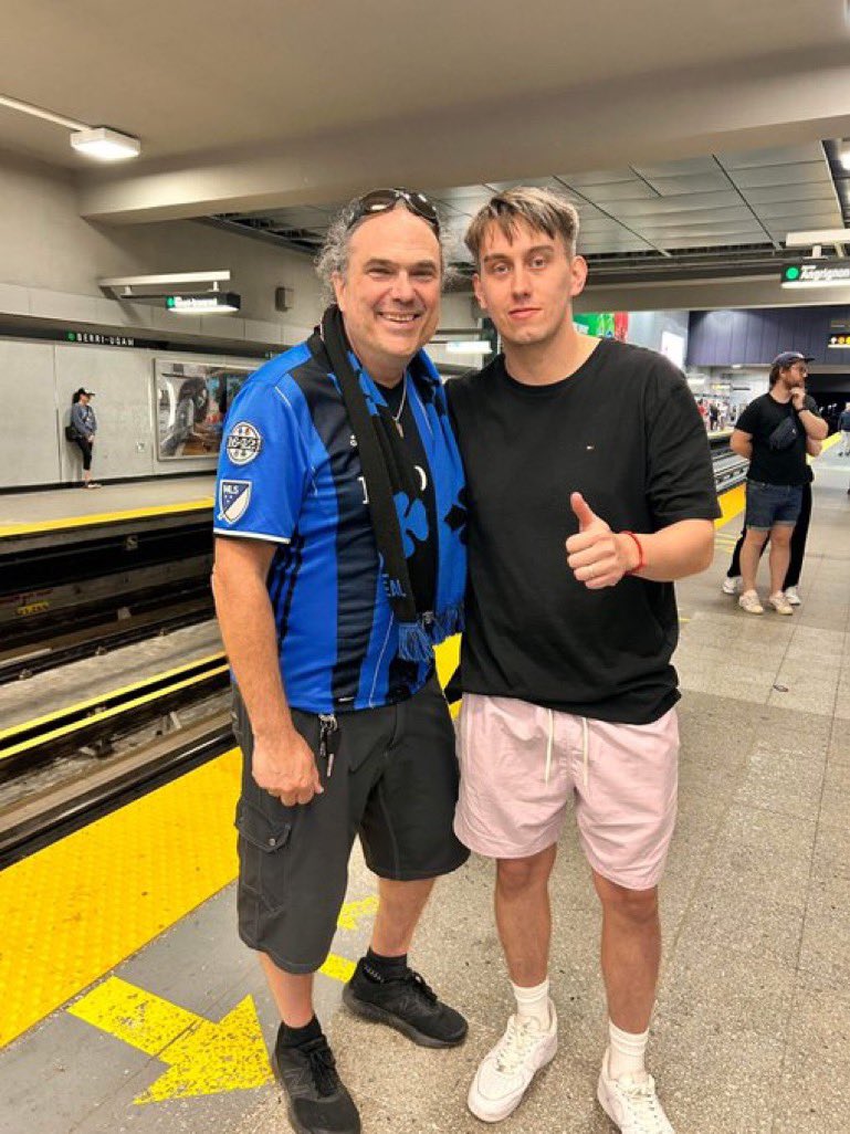 Tsé quand tu affiches ta passion et que tes élèves viennent te saluer au stade ! 🥰
#imfc #cfmtl