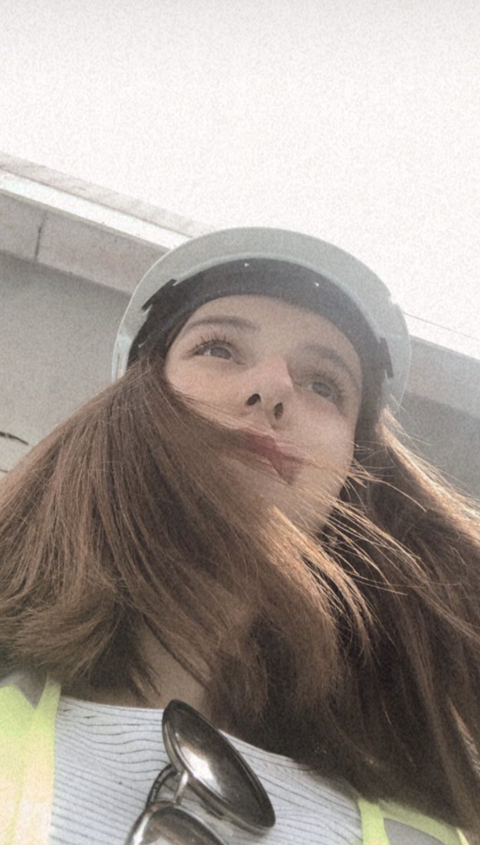 Ben narin değilim. Proje teslimlerinde uykusuz kalmaktan, arazi gezilerinde yorulmaktan, şantiyede staj yapmaktan, maket bıçağıyla elimi defalarca kesmekten, boyumdan büyük paftalarla uğraşmaktan gocunmadım. Ben çalışkan Türk kadınıyım…