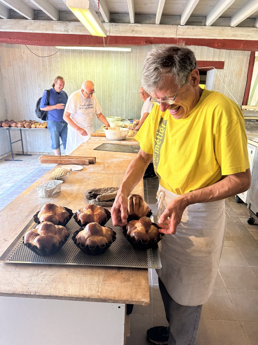 À la fête du pain, ce matin à #Rolleville pour honorer les #boulangers. Des apprentis et des bénévoles pour que cette fête soit une réussite et le ☀️. Félicitations à Pascal Lepretre, maire et enseignant en boulangerie ! Nos métiers ont de l’avenir ! @oliviagregoire @CMAFrance_