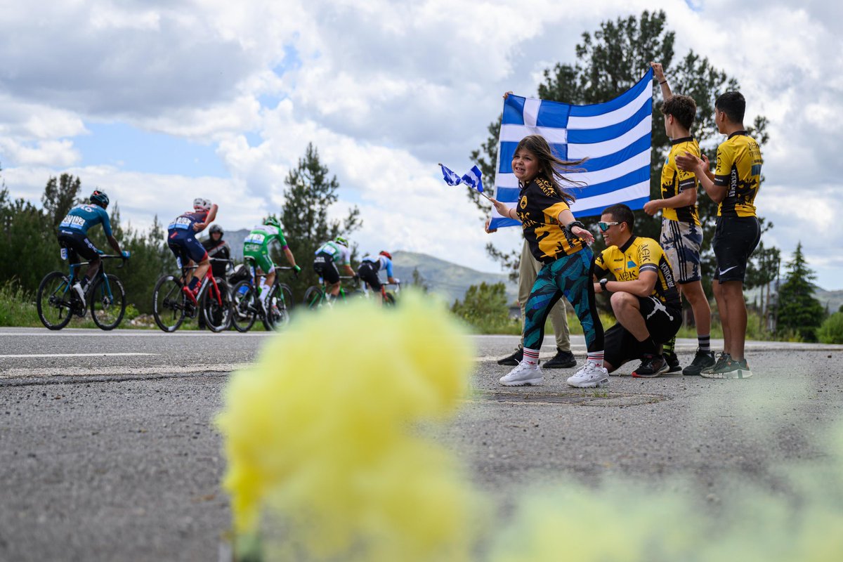 Η δύναμη της αγωνιστικής ποδηλασίας δρόμου είναι ο απλός κόσμος που απολαμβάνει τις πραγματικά υπεράνθρωπες προσπάθειες των αθλητών όπου κι αν βρίσκεται. Εκεί μπροστά στην πόρτα του σπιτιού, του μαγαζιού του, της βόλτας του, οι ποδηλατικοί Γύροι ανά τον κόσμο στήνουν μια μεγάλη…