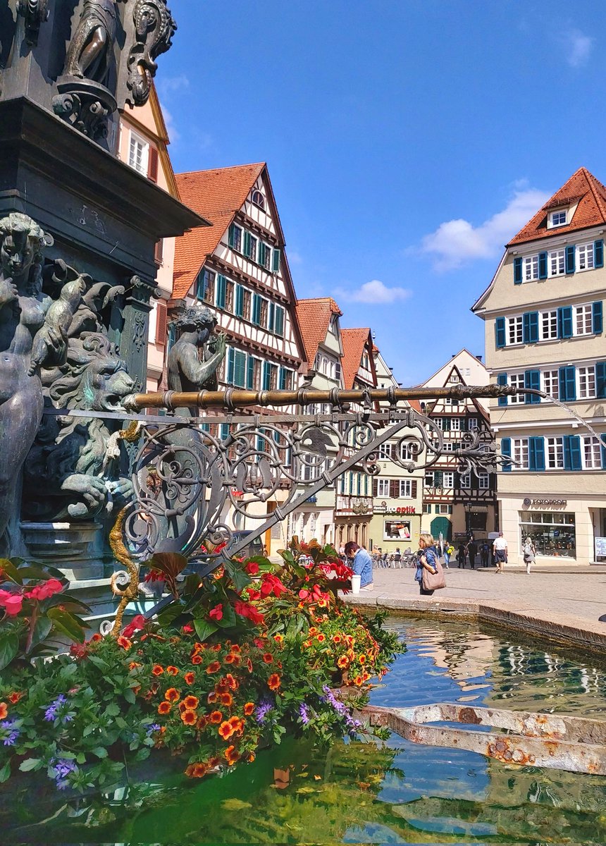 Herrlich! Endlich perfektes Wetter und prima Stimmung für einen entspannten Stadtbummel durch die Altstadt von #Tübingen Gerne auch unter "Anleitung" mit unseren GästeführerInnen. 14.30 Uhr geht's los, jeden Tag ab Touristinfo. #visittuebingen #weAreGermany #Pfingsten