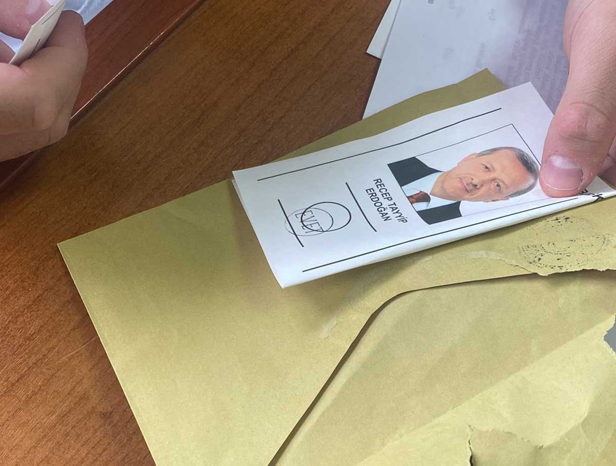 tele1comtr's tweet image. İzmir'in Karabağlar ve Konak ilçelerindeki iki okulda, seçmenlere verilen ve boş olması gereken zarfların içinden Cumhur İttifakı'nın Adayı Recep Tayyip Erdoğan'a evet mührü vurulmuş oy pusulaları çıktı.

CHP Karabağlar İlçe Başkanı Bülent Sözüpek, gerekli itirazların yapıldığını…