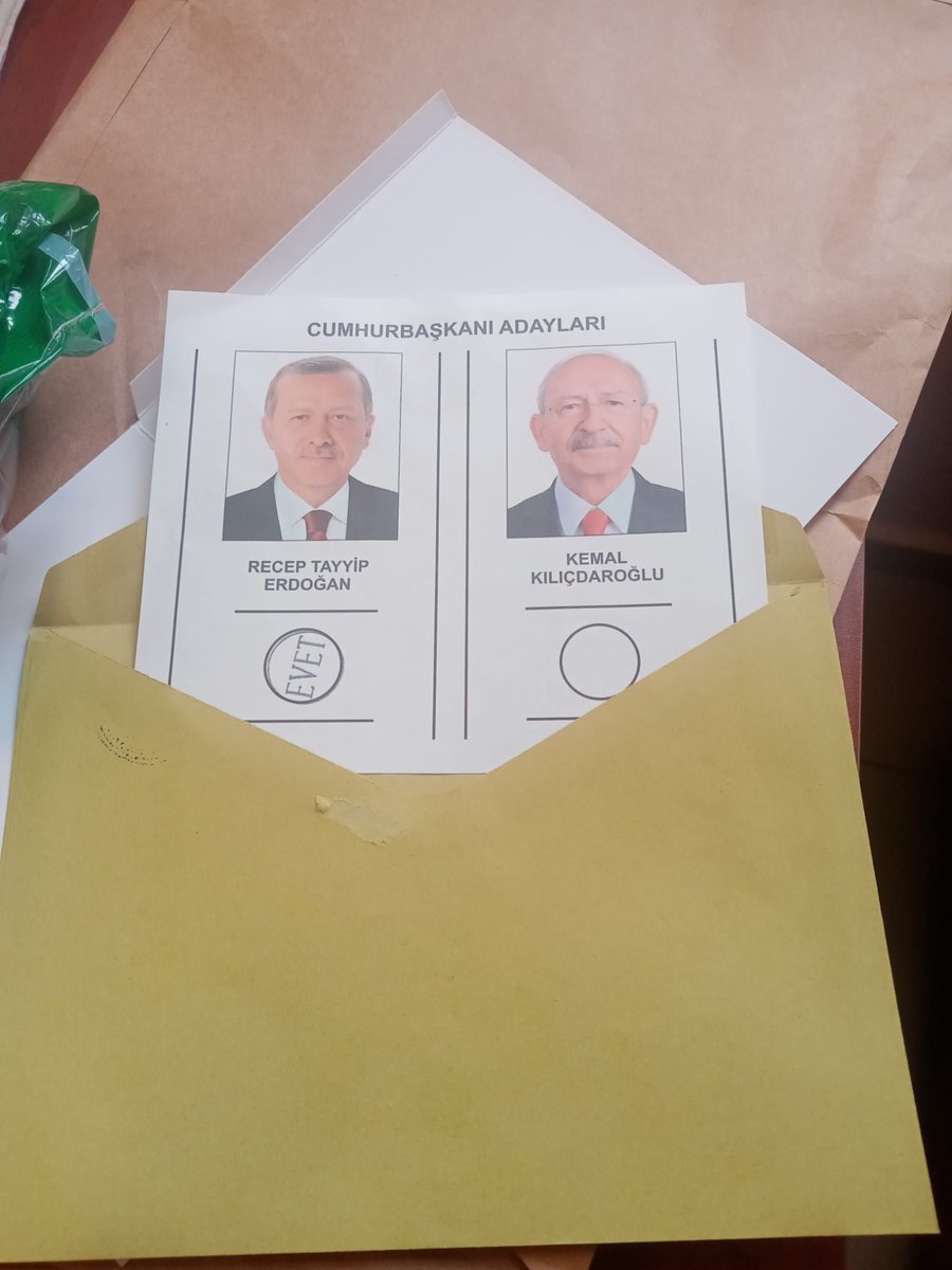 yeniyasamgazete's tweet photo. Tekirdağ Çorlu'da 1024 nolu sandıkta zarf için Erdoğan'a evet mührü basılmış pusula çıktı. Yaşanan ihlal ile ilgili tutanak tutuldu

https://t.co/Ja5q3aWmxW https://t.co/LPV5706ulz