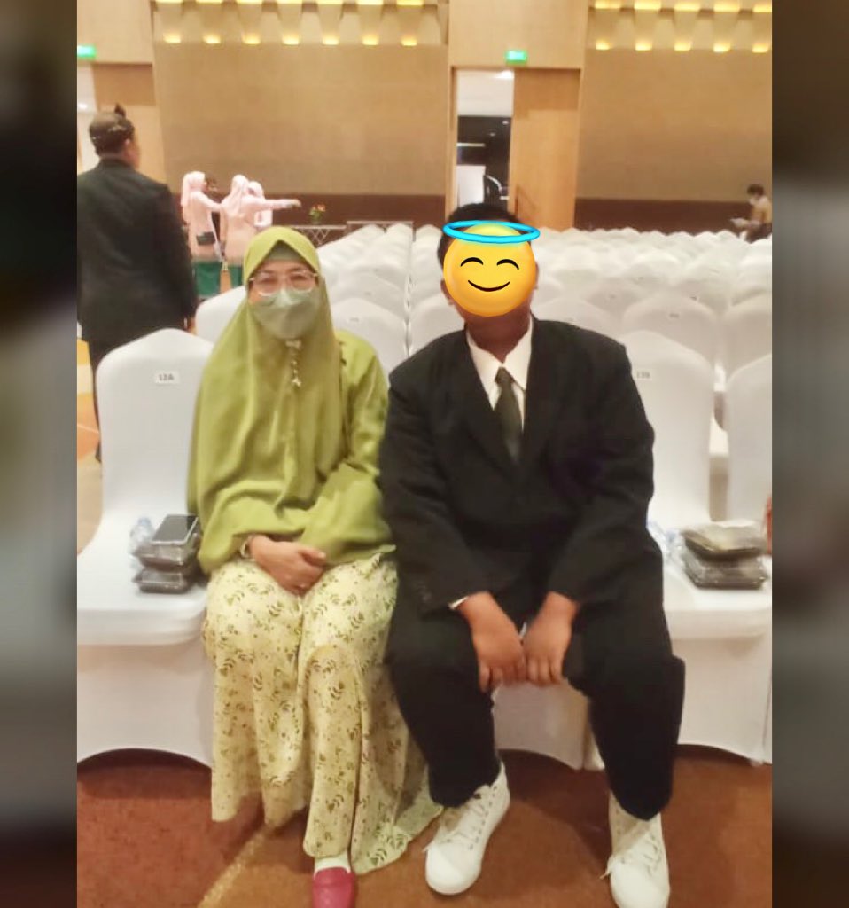 nadyakhanza's tweet photo. Gue semakin kalo ibu gue itu bidadari deh, dari semua kebaikan yg ibu gue kasih ke banyak orang yang ini juga termasuk MasyaAllah

Ibu gue dateng ke wisuda anak tetangga (udah yatim-piatu) karena alasan keluarga dari anak ini ga ada yg mau/ga bisa dateng. Ya Allah Mah..🤍 https://t.co/fA9tgL2VMn