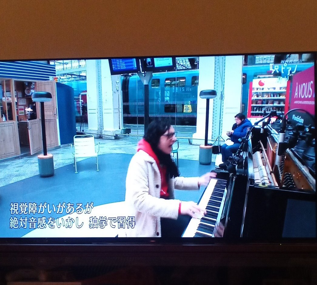kana_san777's tweet photo. ハラミちゃんとソウルメイトになってた彼だー！！
#駅ピアノ
#パリ
#リオン駅 https://t.co/Rbh9wSWUDg