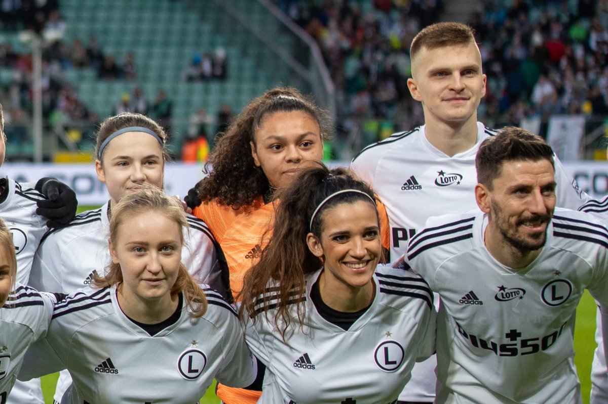 Catching moments 🥹

It was end of season for @LegiaWarszawa yesterday in beautiful style 👏

And today is @LegiaLadies day 🚀

Fot. @jan_szurek 

#legialadies #legiawarszawa #pilkanozna #kobiecapiłka