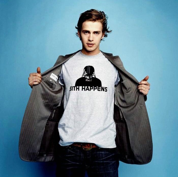 ダース・ヴェイダーのTシャツを着たアナキン役ヘイデン・クリステンセン📸