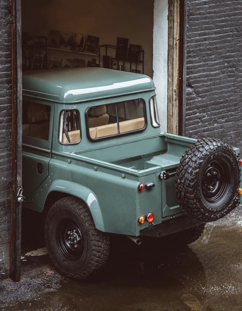 @brooklyncoachworks 

What do you think of this? Let us know in the comments!

#landrover #landroverdefender #defenderbuyer #defenderlove #crewcab #defender110crewcab #defender110