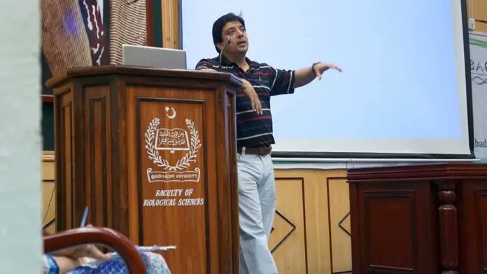Hisham Sarwar is the name! A legend & a mentor whose achievements & services help the youth of Pakistan. He gained success & fame in the Freelancing world. He set out to help & motivate the youth of Pakistan with his Freelancing tips and lectures. 
@HishamSarwar 
#میں_پاکستان_ہوں