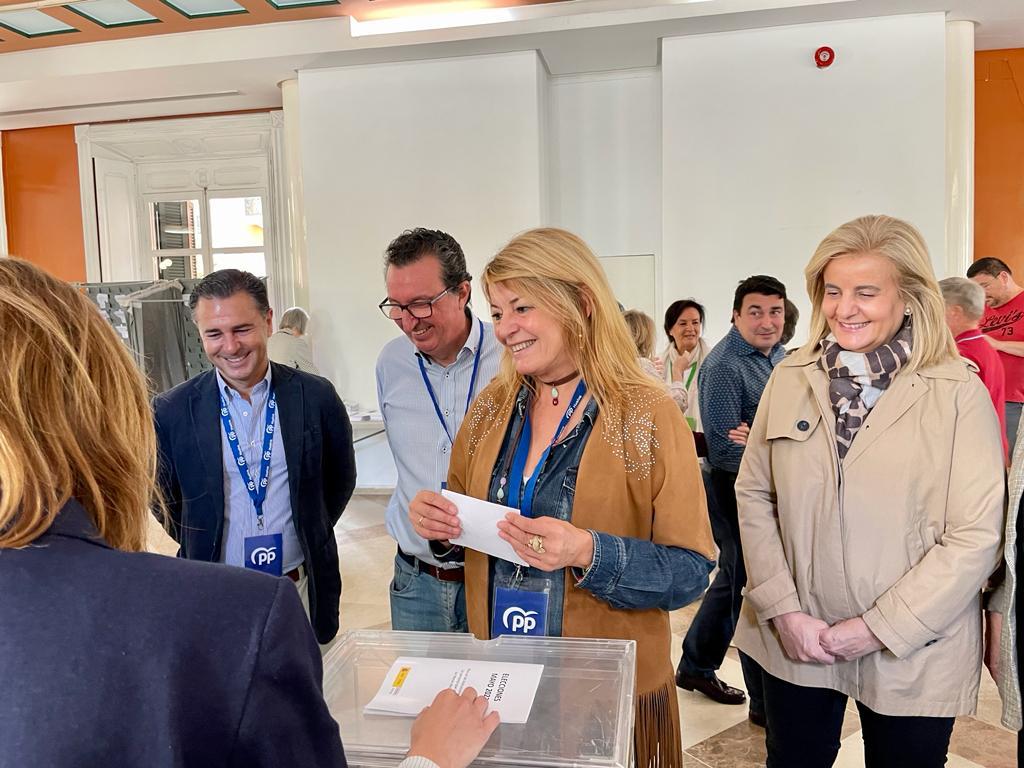 🗳 La candidata a la Alcaldía de Huelva, @PilarMirandaPl1, ya ha ejercido su derecho a voto.
#Elecciones28M #EntreTodos