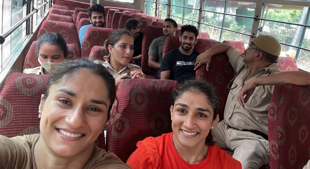 @SwatiJaiHind 1) Sakshi Malik wife of
2) Satywart Kadian
3) Bajrang Punia husband of
4) Sangeeta Phogat & her sister
5) Vinesh Phogat

A well planned family drama on the day of #ParliamentNewBuilding inauguration at a time when Brij Bhushan already agreed for Narco test.
#WrestlerProtest