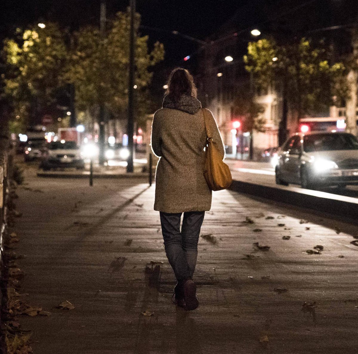GossipRoomOff's tweet photo. 🚨 C’est désormais officiel, 8 femmes sur 10 ont peur de rentrer seules chez elles le soir en France. 🌃 (via Le Parisien) https://t.co/Hvw2VKYvJf