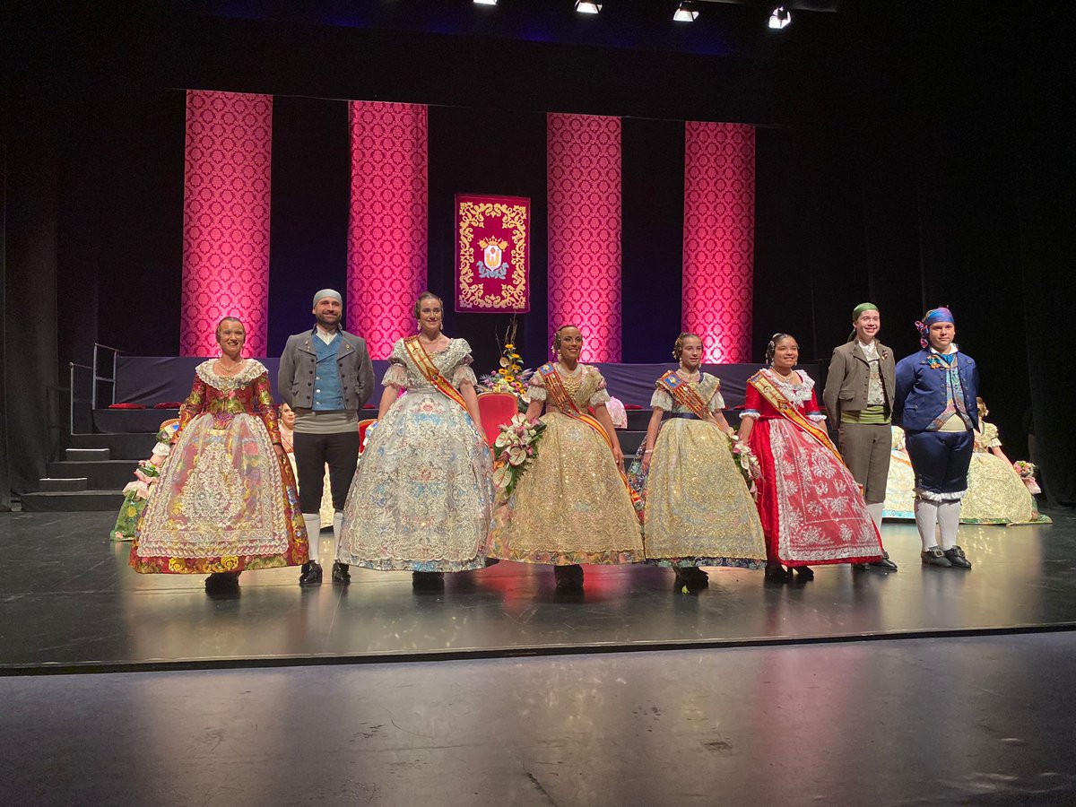 Falla_Benlloch's tweet photo. 🔥Ahir els nostres representants Cris, Angie i Jaume participaren al comiat de les Falleres Majors de Xàtiva, corts d'honor i acompanyants. 

❤️💚Enhorabona, Laura i Noa, pel vostre regnat, esperem que ho hàgeu gaudit al màxim.

#FallaBenlloch
#50aniversari
#FallesXàtiva https://t.co/nqEU2qTPSg