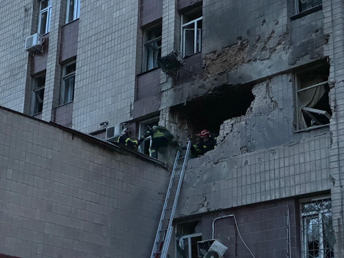 Kyiv last night on the eve of its Birthday.
A 41-year-old man died, 2 people were injured in russian “shahed” drones attack on a capital of Ukraine. 
📷DSNS, National Police of Ukraine
#RussiaIsATerroristState