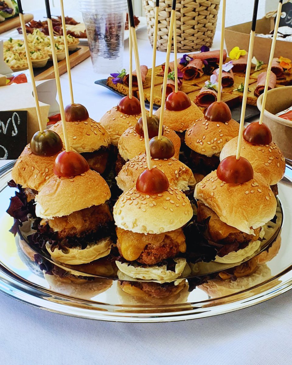 CocinandoRecue1's tweet photo. ¡Feliz día internacional de las hamburguesas! Si eres un amante de las burgers, te encantarán nuestras #minihamburguesas 🍔Imagina saborear la jugosa carne a la parrilla, con ingredientes frescos y salsas exquisitas, todo en un tamaño compacto que puedes devorar en un solo bocado https://t.co/bjI8EAfBAI