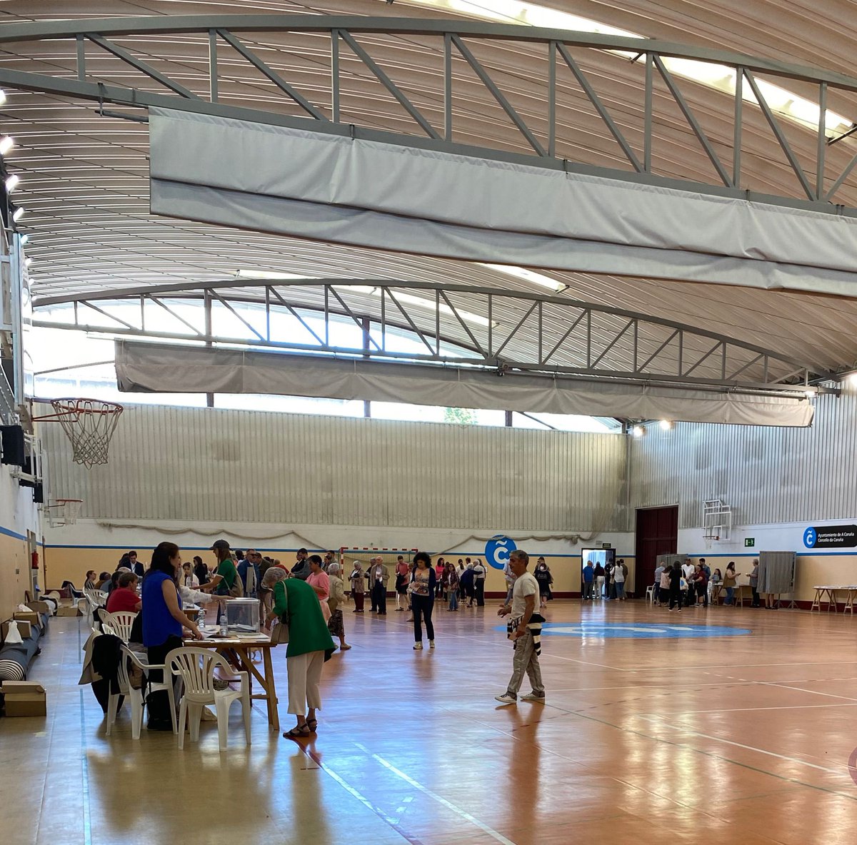 🗳️Mucha actividad en el Pabellón de la Sagrada Familia
🗣️Los electores se quejan de “falta de organización”. Son muchos los que no encuentran la mesa en la que votar. Mientras los miembros de las mesas recuerdan llevar a los centros su carta censal para evitar confusiones