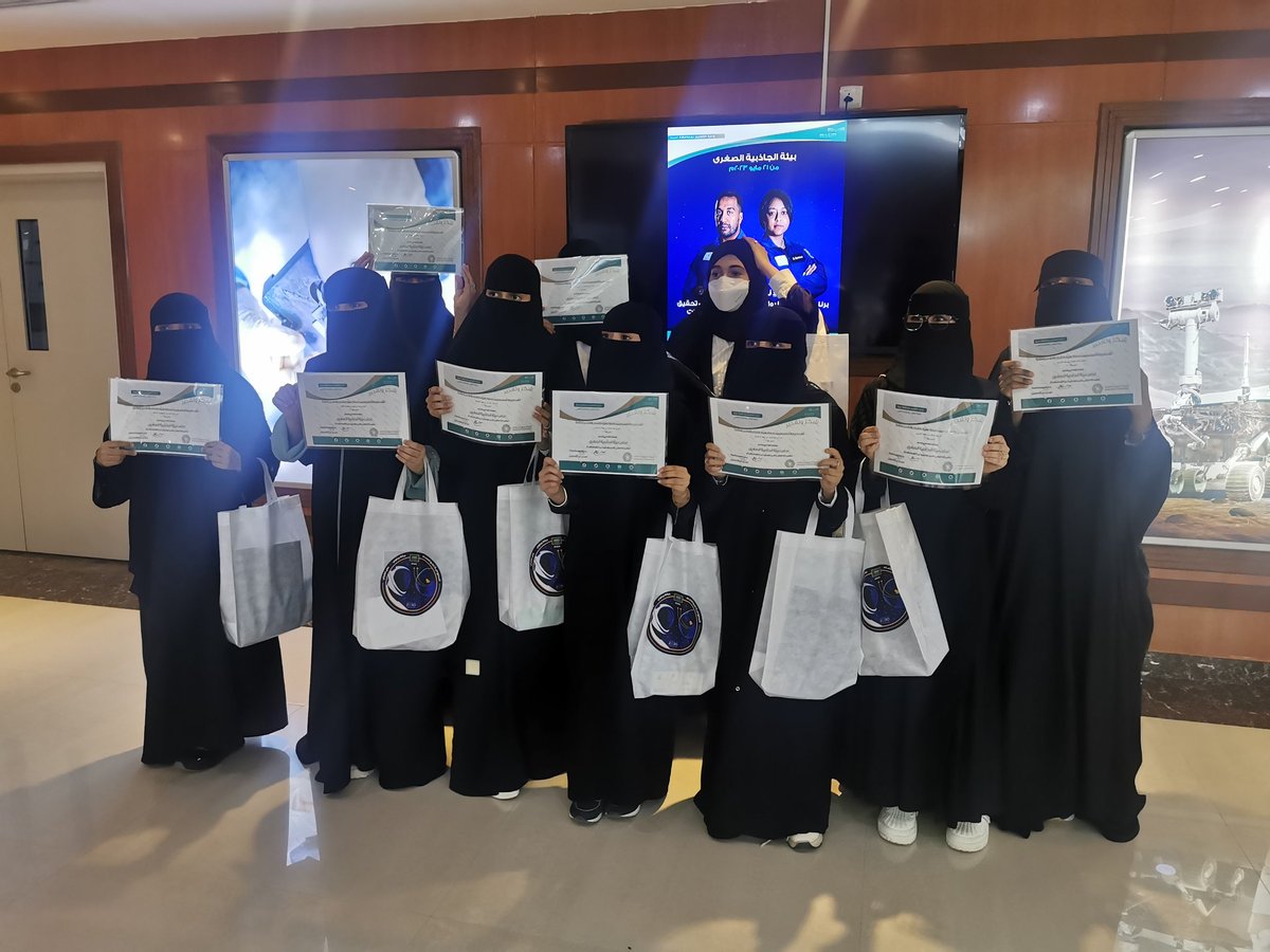 3loom_m11's tweet photo. طالبات المتوسطة الحادية عشرة فخورة جداً بمشاركتكم بتجارب الجاذبية الصغرى مع رواد الفضاء
#نحو_الفضاء
#ريانة_برناوي
#علي_القرني https://t.co/tK12YJ42fG