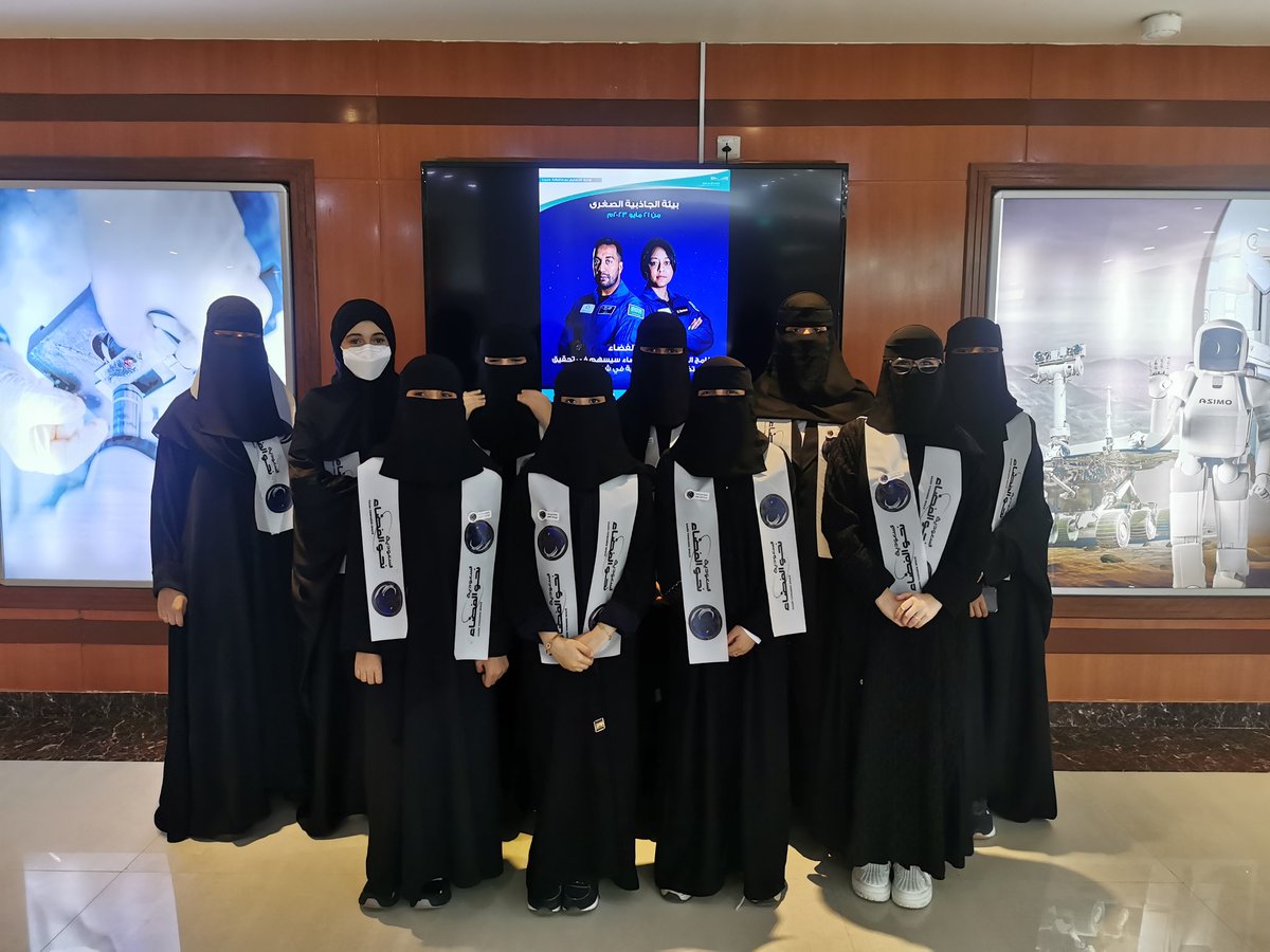 3loom_m11's tweet photo. طالبات المتوسطة الحادية عشرة فخورة جداً بمشاركتكم بتجارب الجاذبية الصغرى مع رواد الفضاء
#نحو_الفضاء
#ريانة_برناوي
#علي_القرني https://t.co/tK12YJ42fG