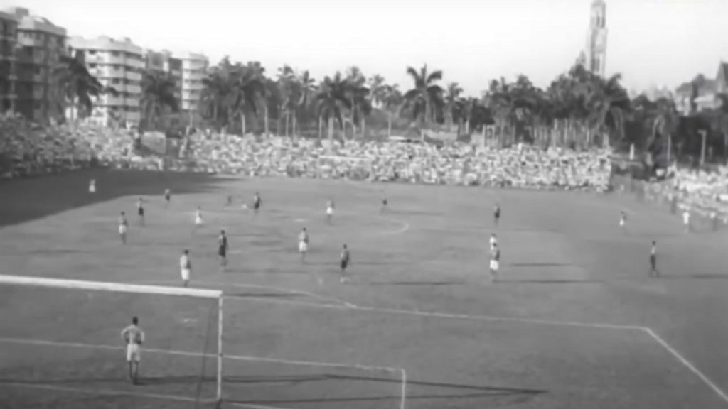 Old pic of Cooperage Stadium. The iconic Rajabhai Clock Tower can be seen behind.

Just look at the crowd!

& Some self proclaimed football pundits say Mumbai never attracted the crowd for football!

PC: Unknown 

#mumbaifootball #football #wifa #mumbai #cooperagestadium