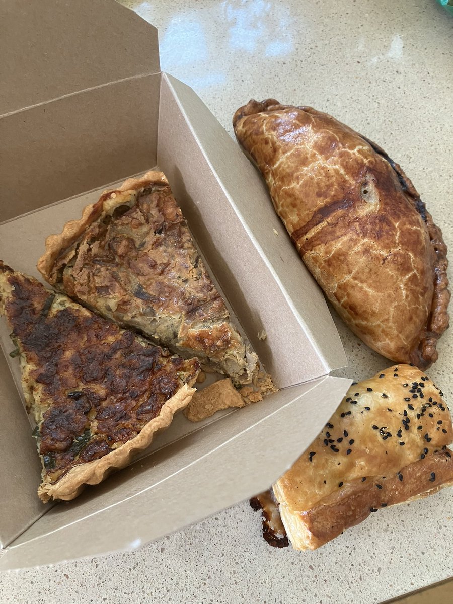 JaneCanDoSE4's tweet image. The longest queue @CatfordFoodMkt TODAY was rightly for the fab @iamedbaker👨‍🍳Ed really has grown in popularity as more &amp;amp; more people discover him &amp;amp; his delicious bread🍞cakes &amp;amp; savoury goods-I’m looking forward to sharing my goodies with Eamon for lunch😋 #PopDown #SUPPORT