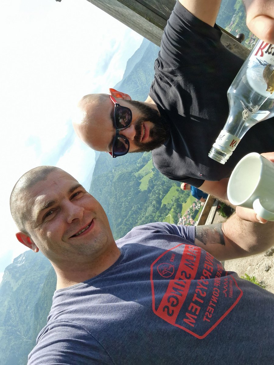 SzymerLG's tweet image. Alkoholik też może dojść na szczyt 😁
1600m n.p.m.
#Schumacherkreutz
#Alpy