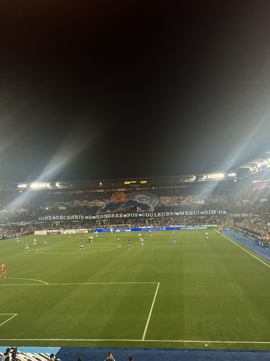 treehillw's tweet image. Merci pour toutes ces années au grand Lienard. Mon joueur favori,il va tant manquer à l’équipe, jai fait que pleurer hier de fortes émotions grâce à ce joueur entier, tjr à fond sur le terrain et tjr là pour remotiver l’équipe. Merci Dim on t’aime❤️. A jamais STRASBOURGEOIS.💙🤍