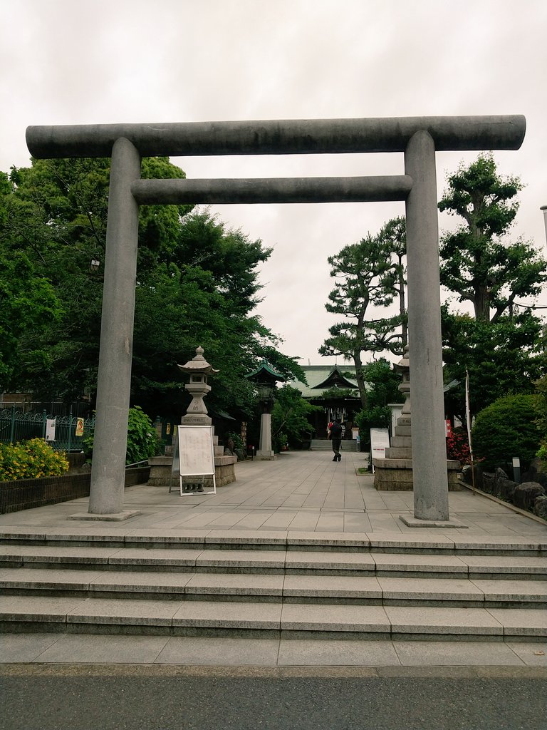 東京都世田谷区の桜神宮です✨

月に一度のお詣り、五月も無事に伺う事ができました。

可愛らしい苺🍓の御朱印が頂けたので、生憎のどんより空でしたが、嬉しかったです～‼️

来月はあのお花かな～？
今から楽しみ😆

#桜神宮  #御朱印