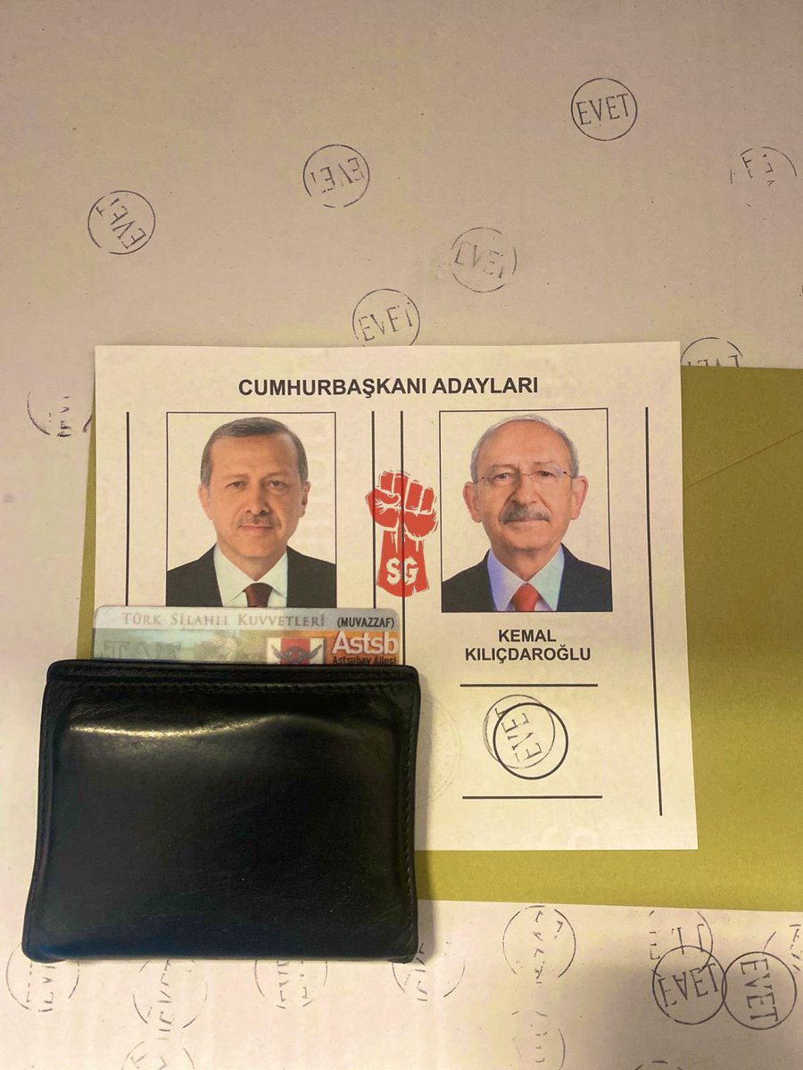 Polis, Jandarma ve TSK’da görevli subay, astsubaylar kimlik ve rozetleriyle Tayyip Erdoğan’ın üzerini kapatarak Kemal Kılıçdaroğlu’na oy verdikleri pusulaları paylaşıyor.