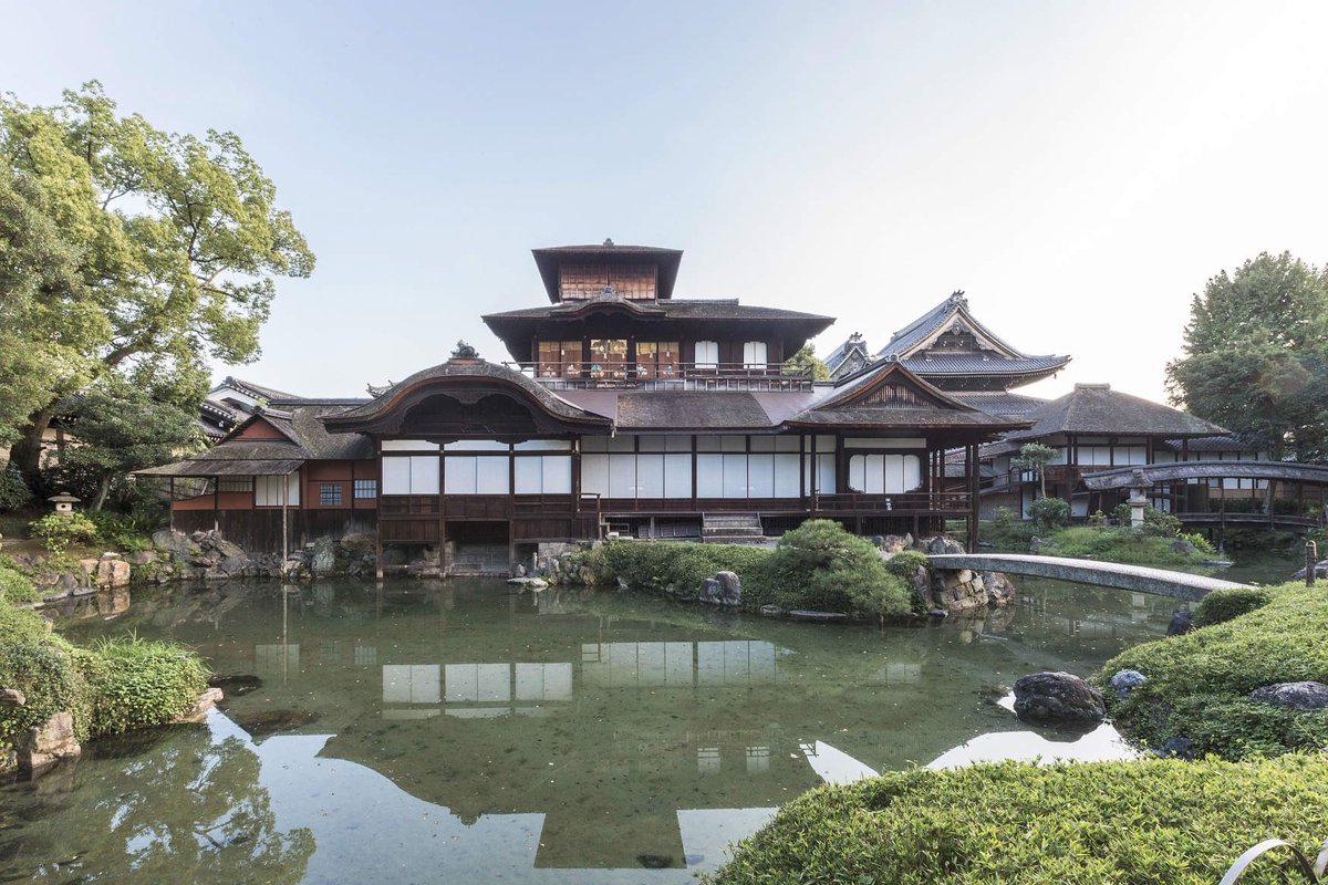 岐阜城内の信長と光秀の会話のシーンで背景に映っていた建物は、#西本願寺 飛雲閣をモデルにしたもの。流麗な佇まいが素晴らしい☺️
#どうする家康