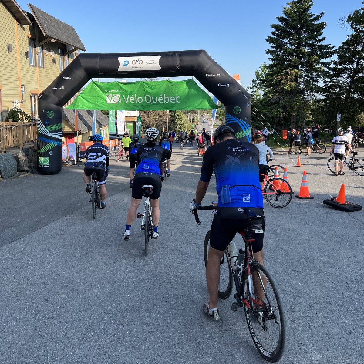 VeloQuebec's tweet photo. C’est parti pour #GOveloMTL! Au programme aujourd’hui : le #Défimetropolitain, premier des trois événements qui permettent aux cyclistes de tous les niveaux de sillonner la métropole à vélo. Merci au @GouvQC d’encourager le transport actif! #Qcfierpartenaire https://t.co/o1di3QuCPo