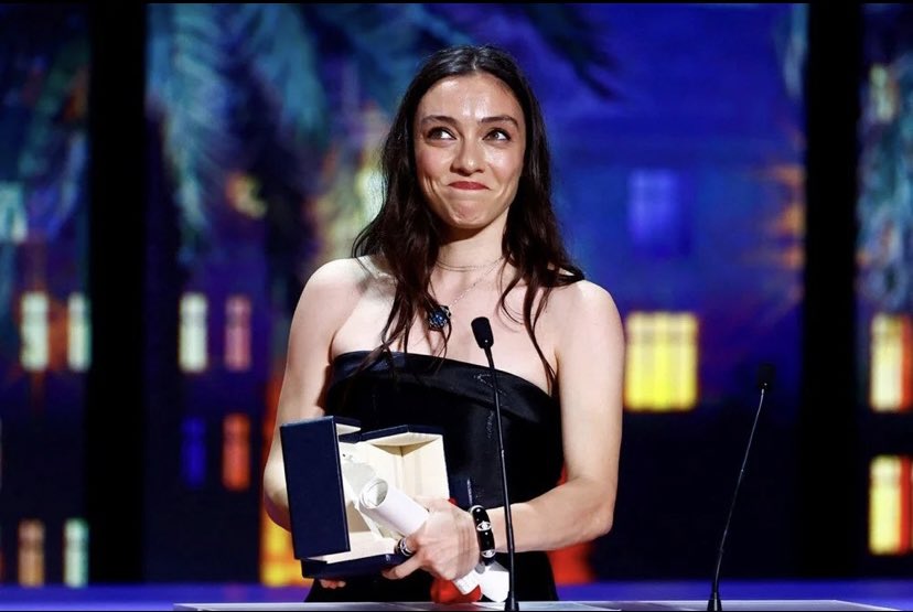 Merve Dizdar, 76. Cannes Film Festivali'nde Nuri Bilge Ceylan'ın yönetmenliğini yaptığı 'Kuru Otlar Üstüne' filmindeki rolüyle 'En İyi Kadın Oyuncu' ödülünü aldı. Kendisini tebrik ediyoruz. Hem @_nbc_ hem @merveedizdar’ın başarılarının devamını diliyoruz. #KararVerOyVer #Cannes