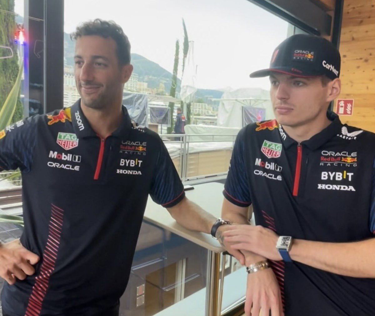 sophiahobbs_'s tweet image. THEYRE HOLDING HANDS😭