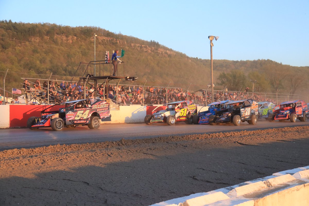 NERacing's tweet image. Northeast Crate Nationals, Sprint Cars, Crown Vics and More All on Tap for Huge Memorial Day Weekend at ‘The Bowl’ - newenglandracingnews.com/16