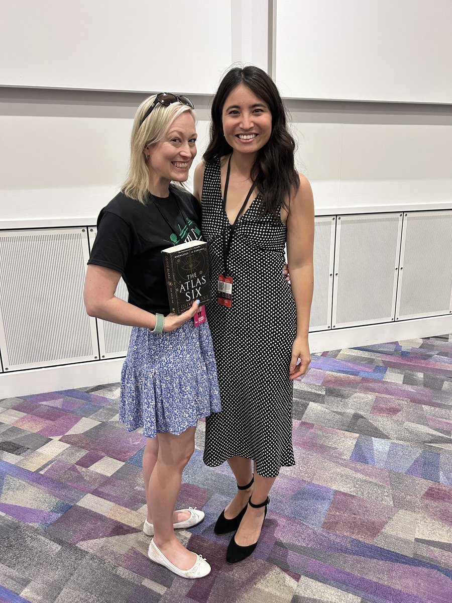 Met the queen @OlivieBlake 💖

I don’t fan girl (I leave that to @MyBookishLife) but it was a close thing 😂

@UKTor @BlackCrow_PR @MCMComicCon 

#BookTweet #BookTwitter #Books