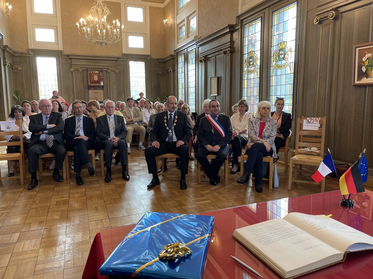 brigitte_liso's tweet image. Célébration du 50ème anniversaire du jumelage de #Pérenchies et d&apos;#Overath en Allemagne 🇫🇷🇩🇪

Karim Louzani, Maire de Pérenchies et
Christoph Nicodemus, Bourgmestre d&apos;Overath ont signé la charte de renouvellement de cet engagement pour une paix durable et une #Europe unie 🇪🇺