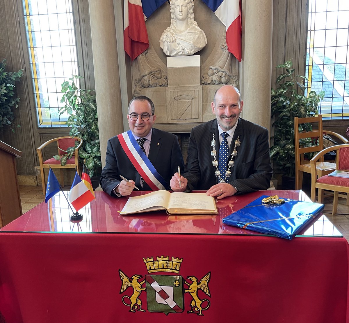 brigitte_liso's tweet image. Célébration du 50ème anniversaire du jumelage de #Pérenchies et d&apos;#Overath en Allemagne 🇫🇷🇩🇪

Karim Louzani, Maire de Pérenchies et
Christoph Nicodemus, Bourgmestre d&apos;Overath ont signé la charte de renouvellement de cet engagement pour une paix durable et une #Europe unie 🇪🇺