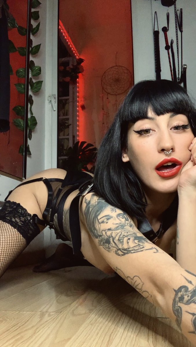SCATBOOK 💩 on Twitter "She is AstridMistresss amazing scat mistress