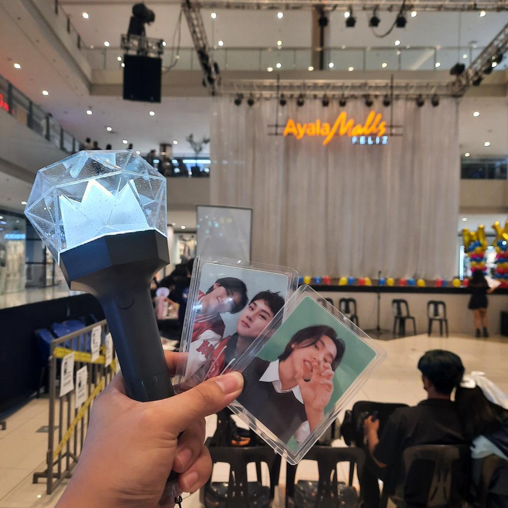 minkyuncart's tweet photo. Thank you so much Monbebes and @MonstaX_PH for this very exciting event! As usual, I don't remember most names but know that y'all made today special ><

Thank you @Passerby_cat for the Slytherin toploader hehe, I absolutely love it!
#MonstaXDomin8ion
#FanNightsAtAyalaMallsFeliz https://t.co/45HbLXPCO8