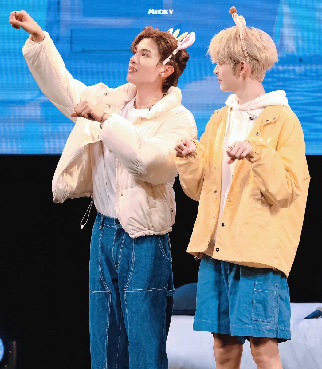 MMMMMicky_Boss's tweet photo. 270523 NetJames FM in Tokyo 

🐄🦒
@netsiraphop @Jamessu_w 
#netsiraphop #JamesSu #bedfriendseries #NetJames #NetJamesInJapan 
#NetJamesJapan1stFM https://t.co/DhNolt76yg