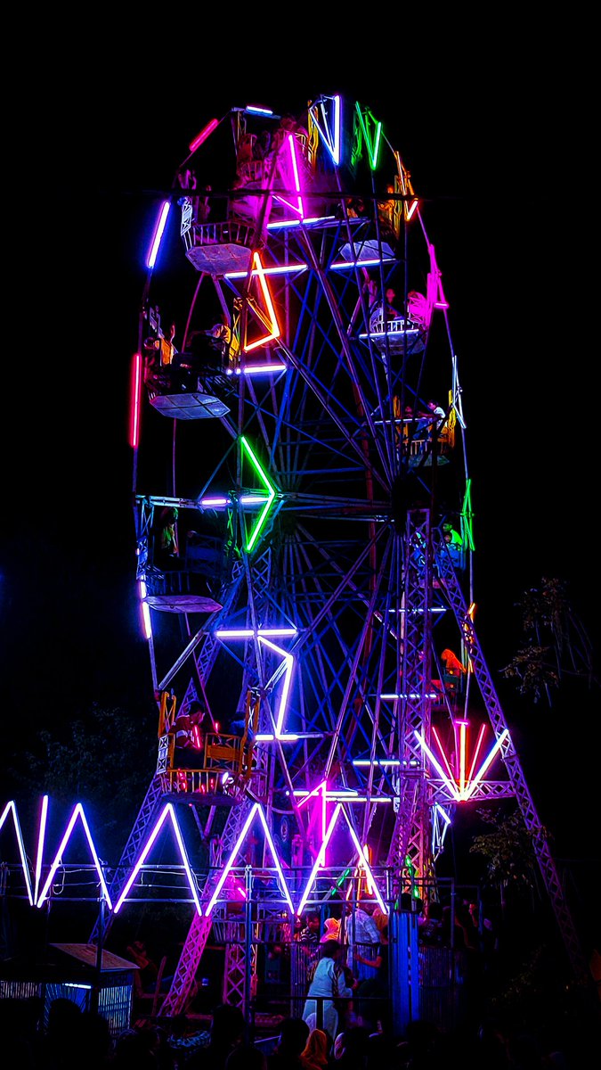 Indian Swing #photography #Cinema #cinematography #photography #photographer #NEONCITY2023 #Neon #PhotoChallenge2023May #nightstreet #streetphotography #CityOfDreams #cyberpunk #Cyberpunk2077PhotoMode